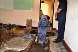 Bupati Kuningan saat meletakan batu pertama revitalisasi bangunan SMA 2